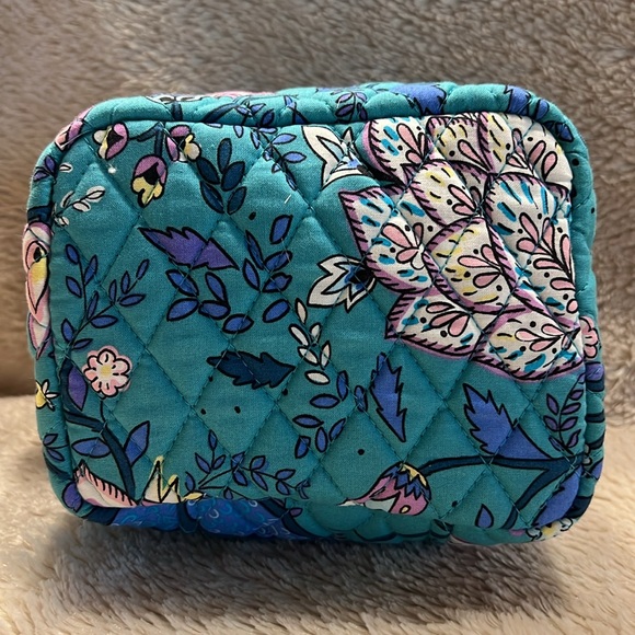VERA BRADLEY Peacock Garden Train Case - Picture 5 of 7